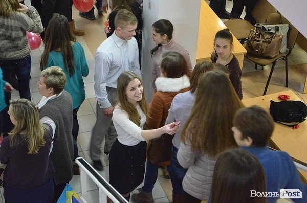 У Луцьку студенти влаштували флешмоб до Дня Валентина. ФОТО