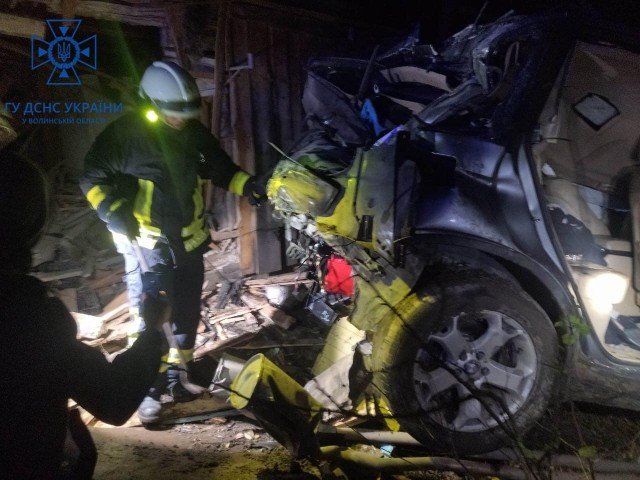 На Ковельщині легковик влетів у будинок: є загиблий. ФОТО