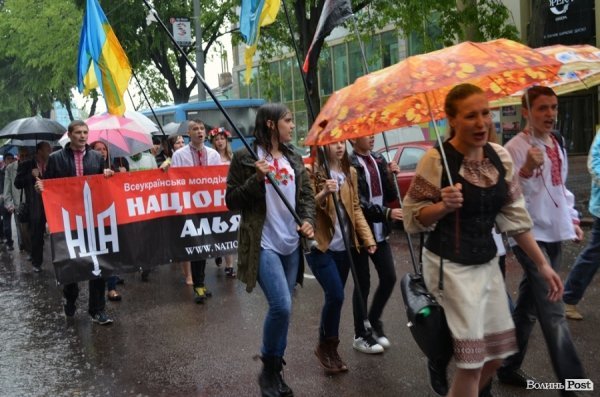 Луцькі націоналісти відзначили День героїв маршем у сильну зливу. ФОТО