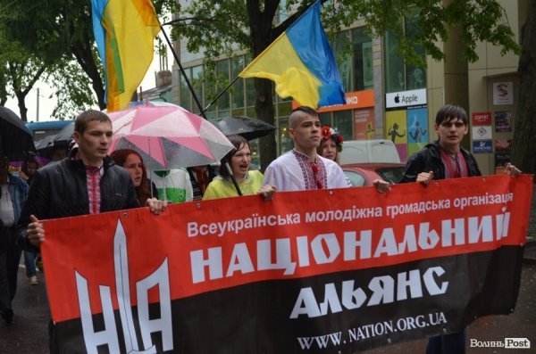 Луцькі націоналісти відзначили День героїв маршем у сильну зливу. ФОТО