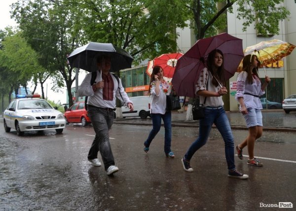 Луцькі націоналісти відзначили День героїв маршем у сильну зливу. ФОТО