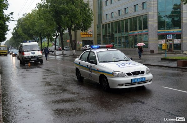 Луцькі націоналісти відзначили День героїв маршем у сильну зливу. ФОТО