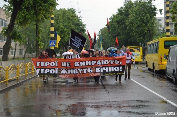 Луцькі націоналісти відзначили День героїв маршем у сильну зливу. ФОТО