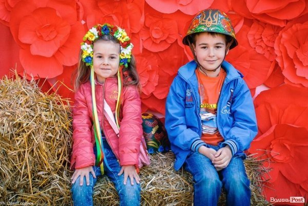 На благодійній фотосесії у Луцьку зібрали кошти для військових. ФОТО