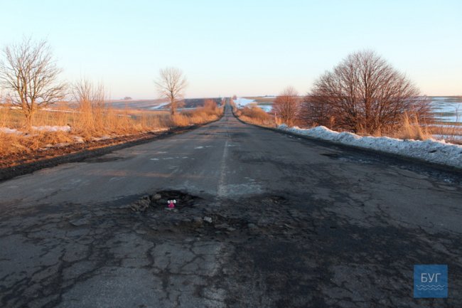 На дорозі Володимир-Волинський-Павлівка водії тільки те і роблять, що ями об’їжджають. ФОТО