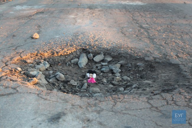 На дорозі Володимир-Волинський-Павлівка водії тільки те і роблять, що ями об’їжджають. ФОТО
