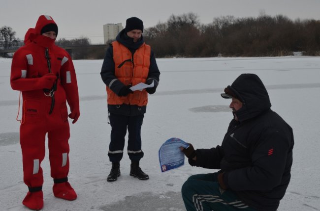 Зимова рибалка на Стиру: рятувальники вчили лучан вилазити з-під криги. ФОТО