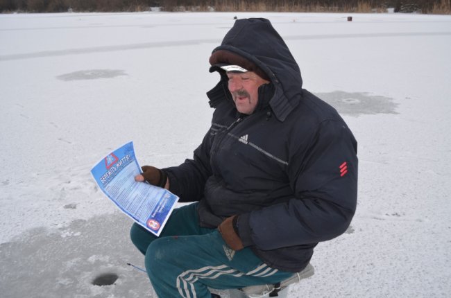 Зимова рибалка на Стиру: рятувальники вчили лучан вилазити з-під криги. ФОТО