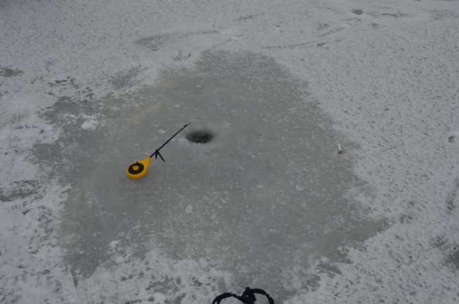 Зимова рибалка на Стиру: рятувальники вчили лучан вилазити з-під криги. ФОТО