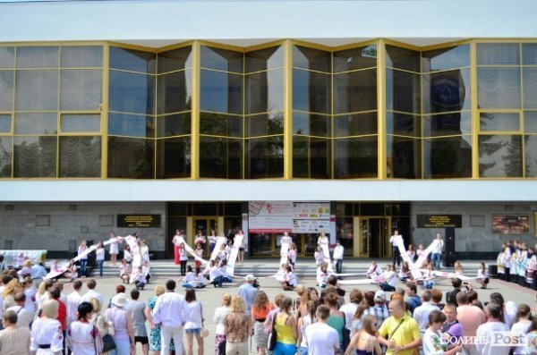 Слово «Луцьк» виклали з вишитих рушників. ФОТО 