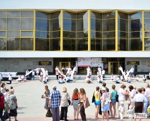 Слово «Луцьк» виклали з вишитих рушників. ФОТО 