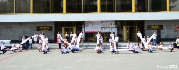 Слово «Луцьк» виклали з вишитих рушників. ФОТО 