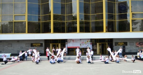 Слово «Луцьк» виклали з вишитих рушників. ФОТО 