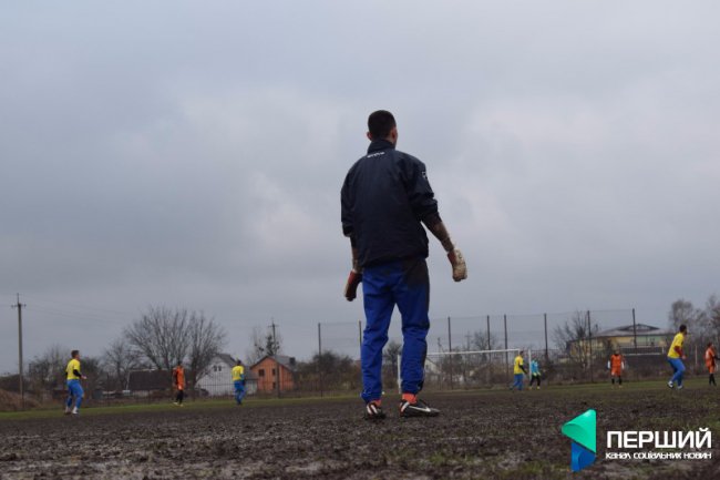 «Гравці борсалися у багнюці, місили болото»: футбол по-волинськи