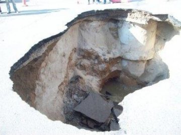 В Одесі посеред дороги утворилася 6-метрова яма. ФОТО