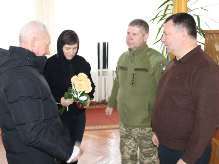 Батькам загиблого воїна з Волині Костянтина Смірнова вручили посмертну нагороду сина