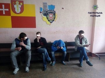 У Луцьку за розпивання алкоголю на дитячому майданчику покарали групу молодиків