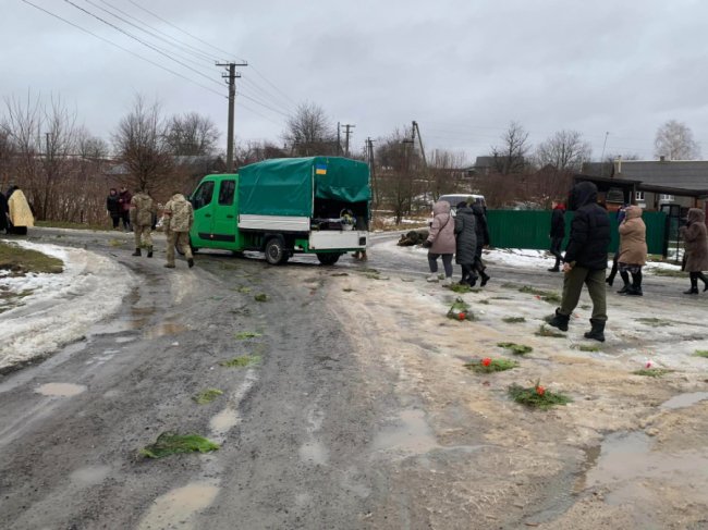 Волиняни навколішки прощалися із Героєм Сергієм Бляхарчуком