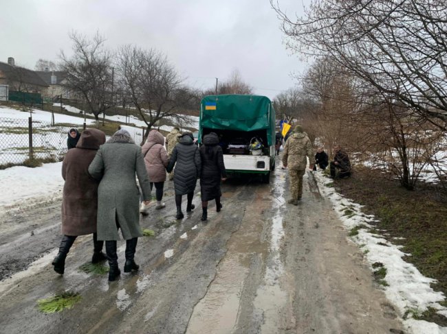 Волиняни навколішки прощалися із Героєм Сергієм Бляхарчуком