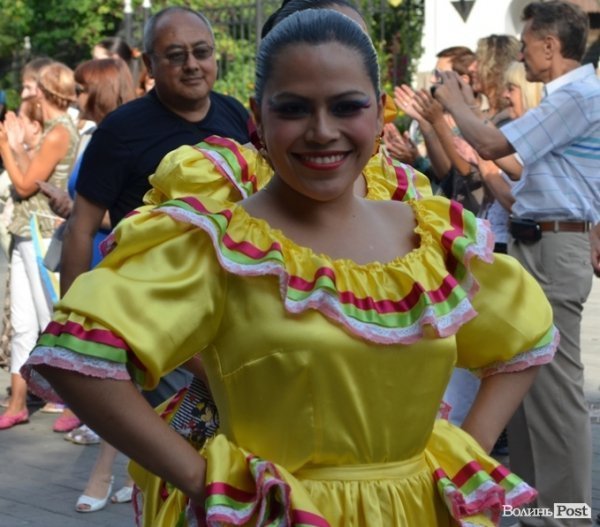 У центрі Луцька – співи і танці: стартувало «Поліське літо з фольклором». ФОТО
