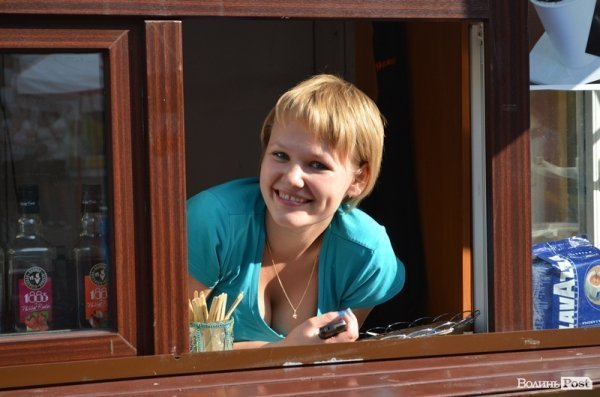 У центрі Луцька – співи і танці: стартувало «Поліське літо з фольклором». ФОТО