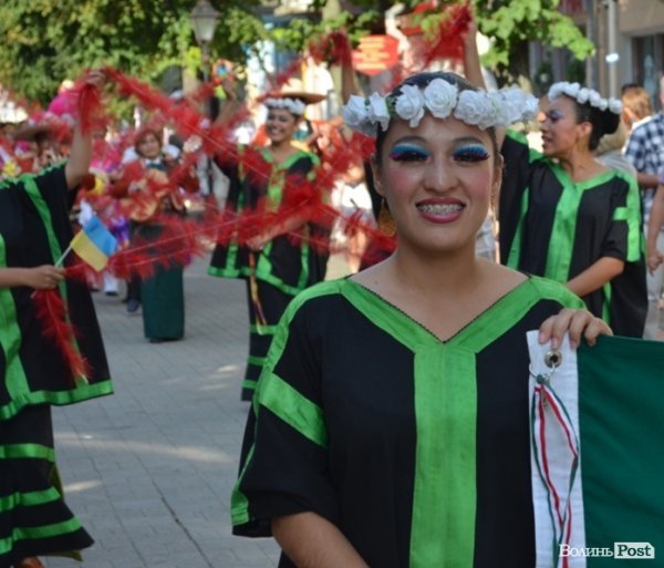 У центрі Луцька – співи і танці: стартувало «Поліське літо з фольклором». ФОТО