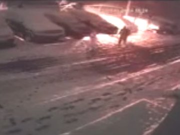 У Луцьку невідомий підпалив автомобіль і втік. ВІДЕО