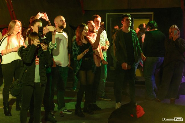 «GAS у Луцьку доведеться освячувати»: ФОТОРЕПОРТАЖ з епатажного концерту «Хамерманів» в халатах і трусах