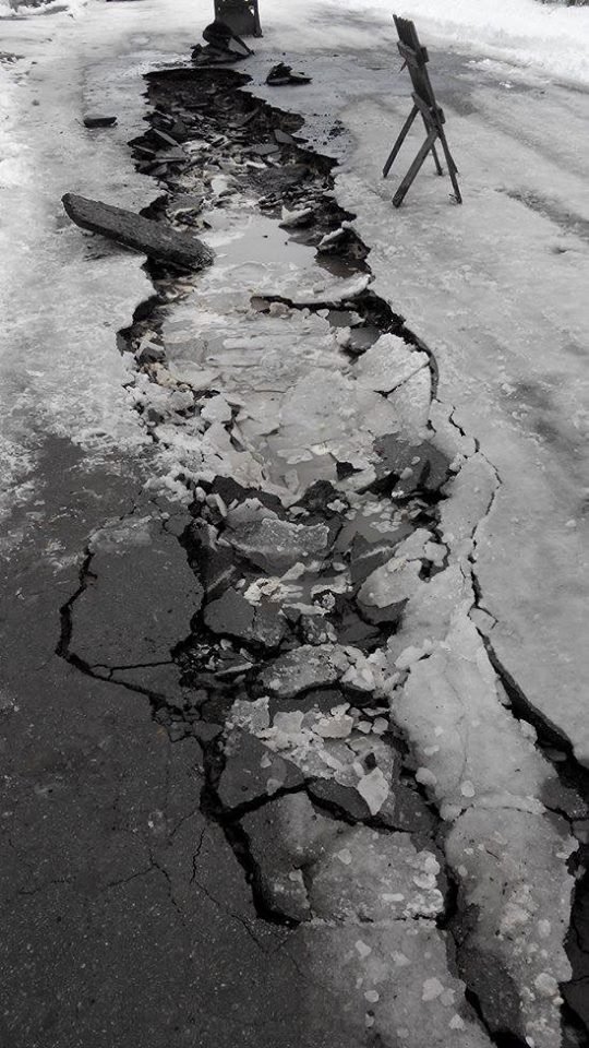 У волинському місті посеред дороги виникло провалля