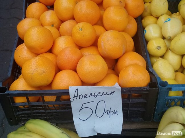 Від і до: скільки у Луцьку коштують перші мандарини. ФОТО