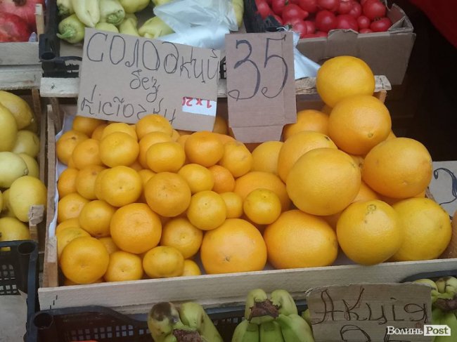 Від і до: скільки у Луцьку коштують перші мандарини. ФОТО