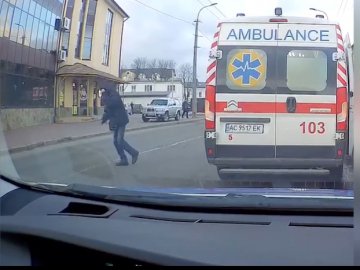 У Луцьку п'яні пішоходи попалися патрульним, коли перебігали дорогу перед авто. ВІДЕО