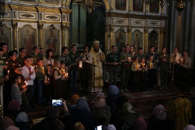 Пластуни привезли Вифлиємський вогонь до луцького собору. ФОТО 