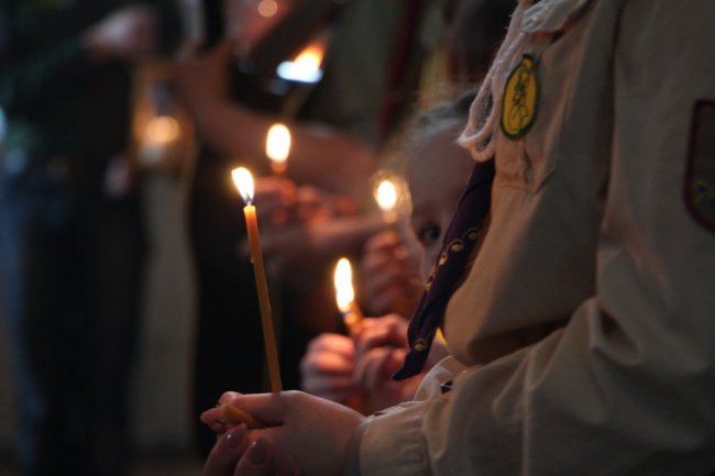 Пластуни привезли Вифлиємський вогонь до луцького собору. ФОТО 