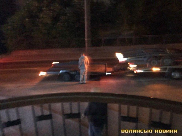 Не поділили дорогу: у Луцьку зіткнулись тролейбус та евакуатор. ФОТО