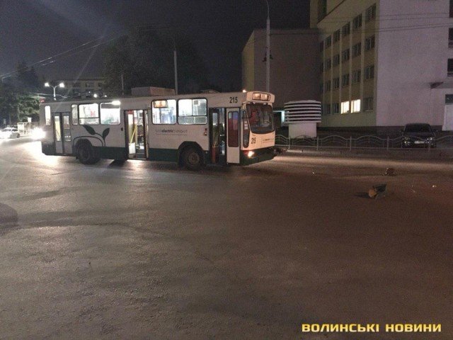 Не поділили дорогу: у Луцьку зіткнулись тролейбус та евакуатор. ФОТО