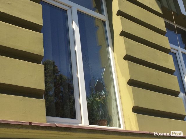 Психічнохворий чоловік побив вікна прокуратури у Луцьку. ФОТО