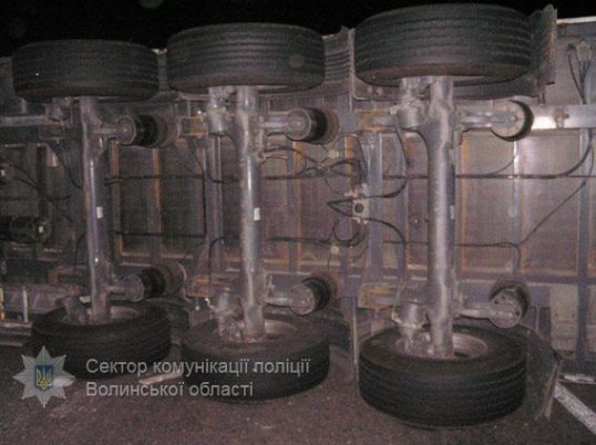 Перекинута фура на ковельській трасі: повідомили подробиці аварії