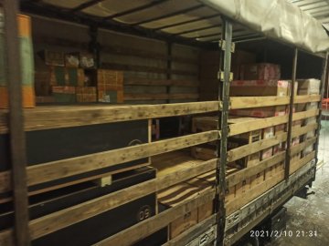 На «Ягодині» у вантажівці знайшли «лівий» товар майже на мільйон гривень. ФОТО