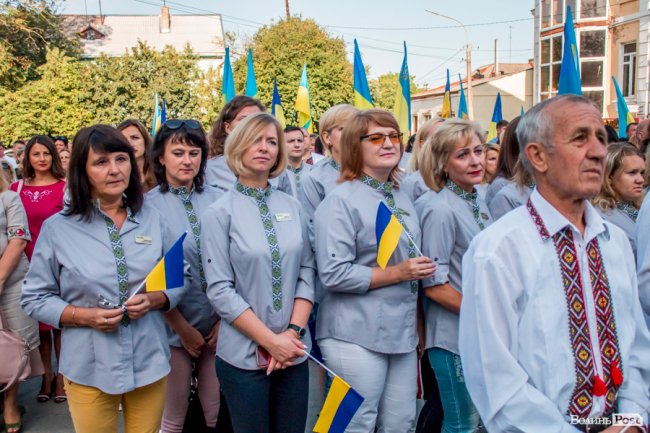 Над Луцьком урочисто підняли синьо-жовтий прапор. ФОТО