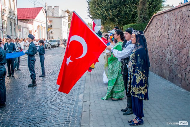 Над Луцьком урочисто підняли синьо-жовтий прапор. ФОТО