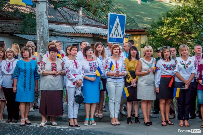Над Луцьком урочисто підняли синьо-жовтий прапор. ФОТО