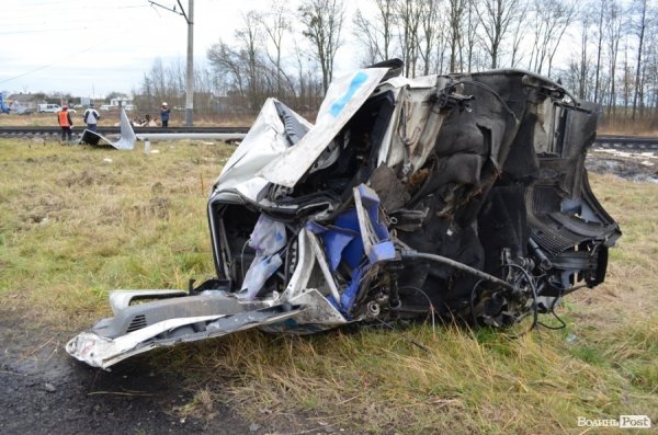 Залишки від кабіни, де був водій вантажівки