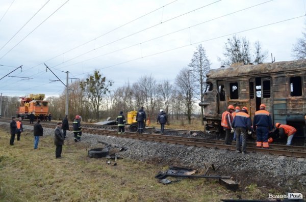 На Волині поїзд влетів у вантажівку і загорівся: подробиці аварії. ФОТО