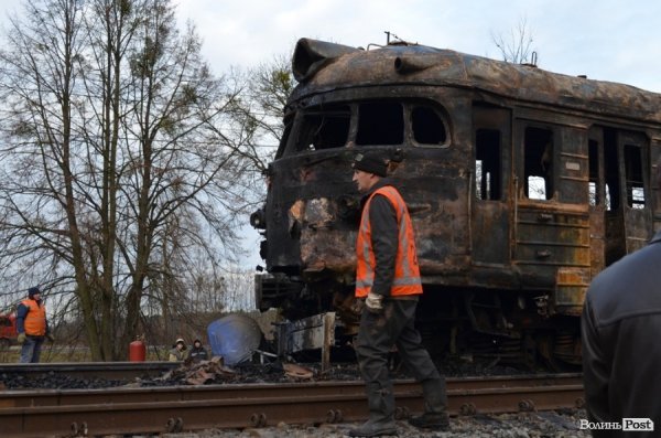 З-під потяга виймають уламки 