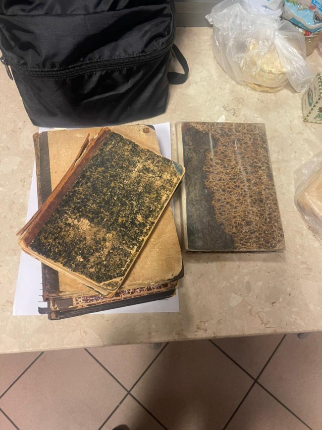 Волинські митники на посту «Устилуг» вилучили з багажу українця 15 стародруків. ФОТО