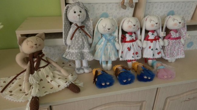 Ексвійськова з Луцька шиє стилізовані ляльки для захисників. ВІДЕО