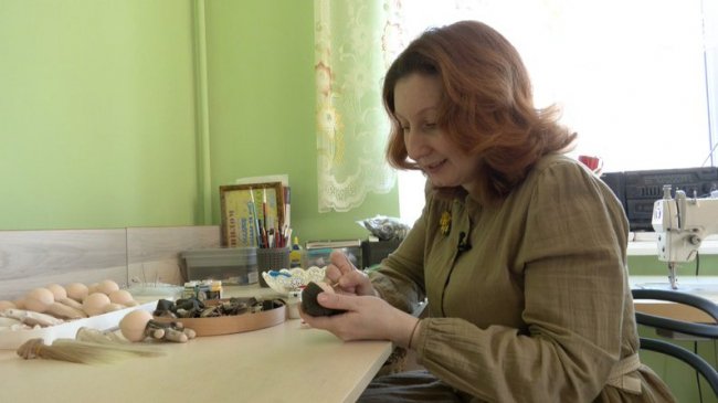 Ексвійськова з Луцька шиє стилізовані ляльки для захисників. ВІДЕО