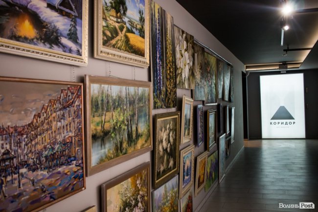 Точність ліній та глибина поглядів: у луцькому «Промені» презентували виставку Вікторії Марценюк