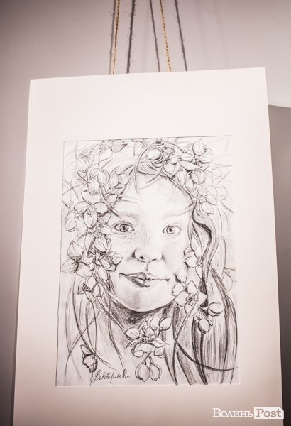 Точність ліній та глибина поглядів: у луцькому «Промені» презентували виставку Вікторії Марценюк